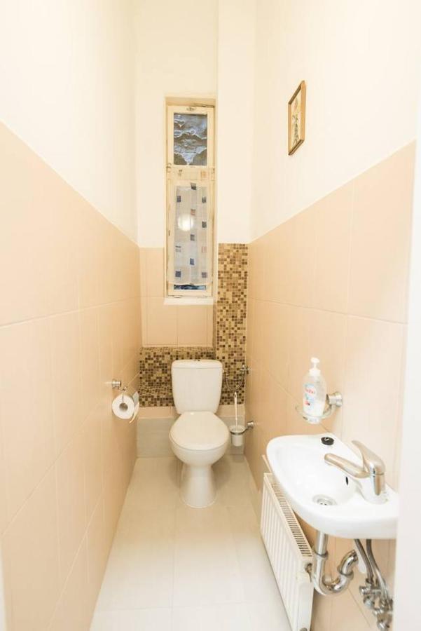 Cosy And Central Apartment With 4 Bedrooms And A/C Budapest Esterno foto