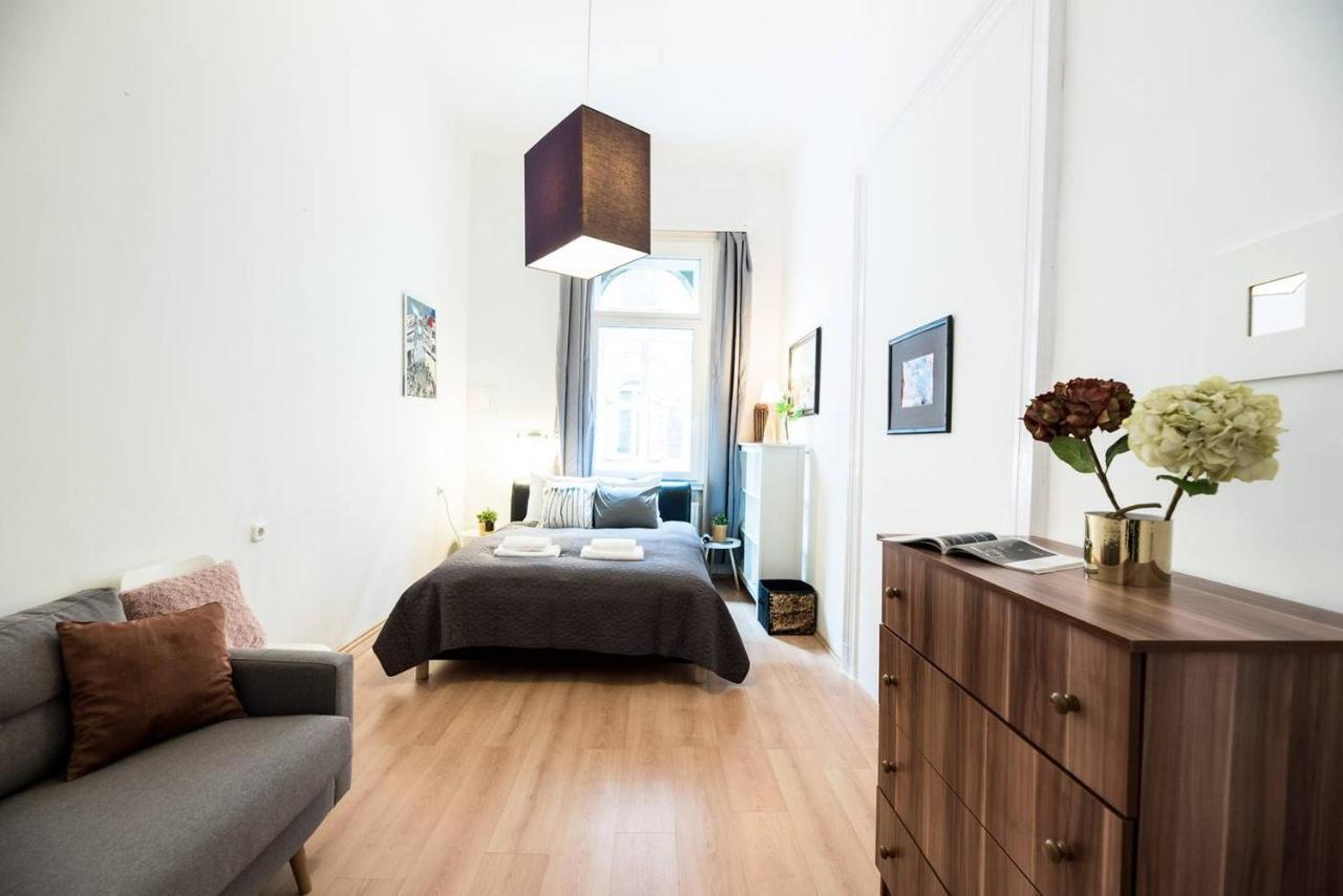 Cosy And Central Apartment With 4 Bedrooms And A/C Budapest Esterno foto