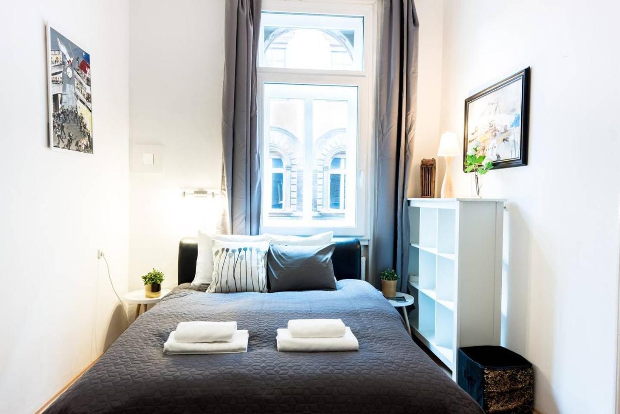 Cosy And Central Apartment With 4 Bedrooms And A/C Budapest Esterno foto