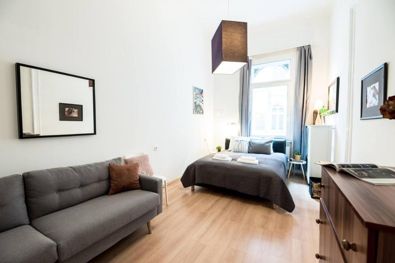 Cosy And Central Apartment With 4 Bedrooms And A/C Budapest Esterno foto