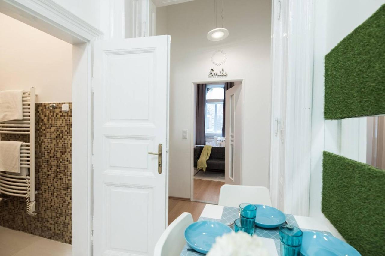 Cosy And Central Apartment With 4 Bedrooms And A/C Budapest Esterno foto