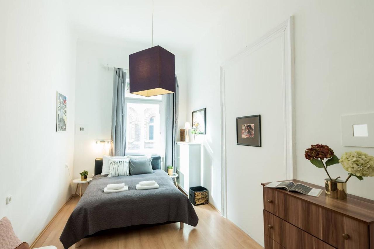 Cosy And Central Apartment With 4 Bedrooms And A/C Budapest Esterno foto